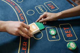 Pertandingan bulu tangkis intens di arena modern